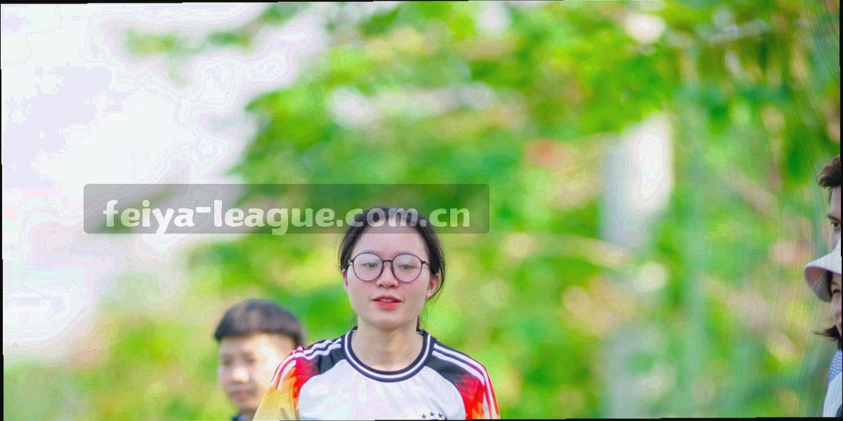 深色背景上由细线与节点构成的抽象数据网络纹理，示意账号信息与偏好数据之间的关联